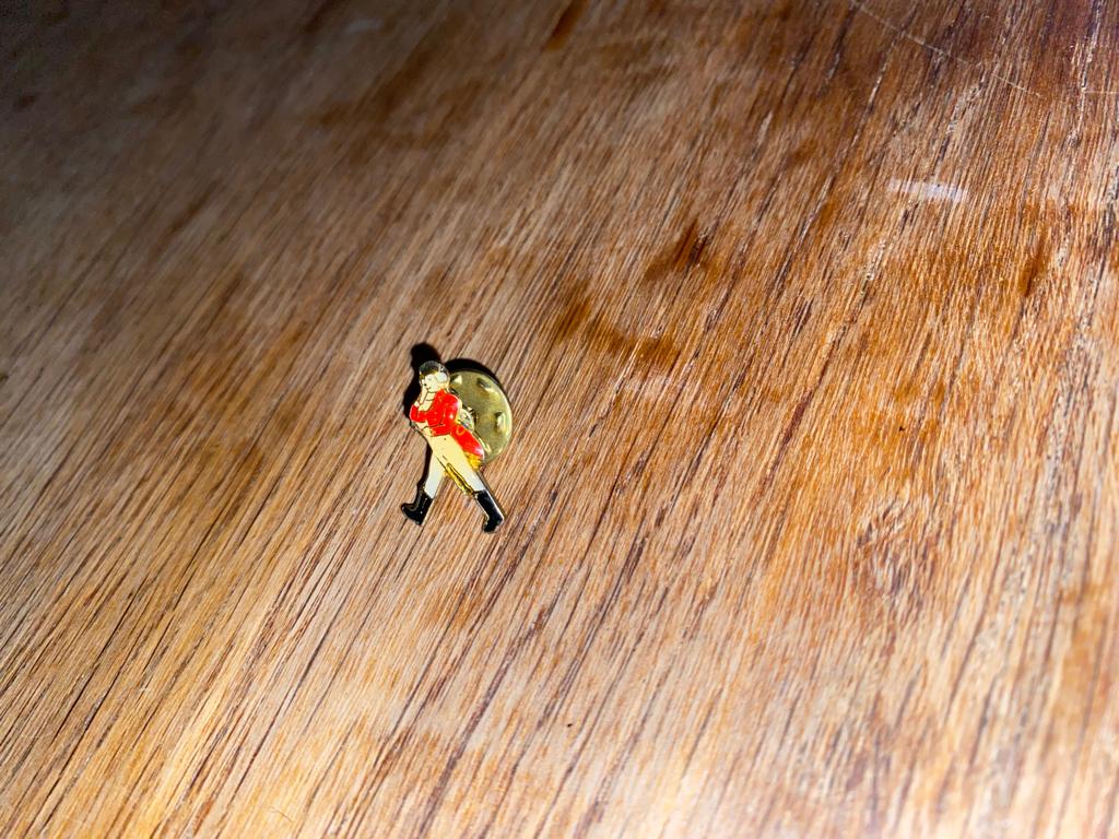 Pins Johnny Walker « Striding man » vintage ZG staat, Verzamelen, Verzenden, Gebruikt, Merk, Speldje of Pin