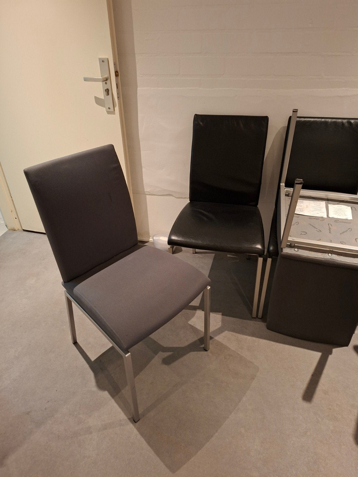 6x eetkamer stoelen 4x leer zwart, 2x grijs stof, Ophalen, Grijs, Leer, Vijf, Zes of meer stoelen