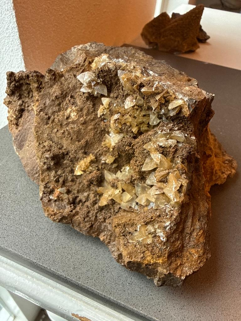 Calcietkristallen op moedergesteente - 1118g, Ophalen of Verzenden, Mineraal