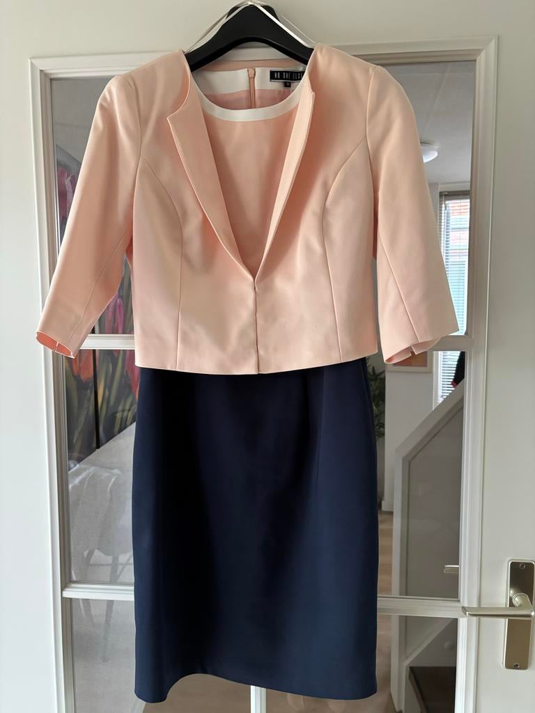 Prachtige cocktailjurk zalm/donkerblauw met jasje 2-delig, Kleding | Dames, Jasjes, Kostuums en Pakken, Ophalen, Kostuum of Pak