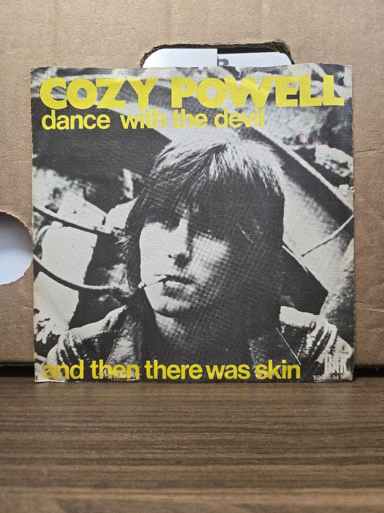 Cozy Powell - Dance with the devil, 7 inch, Ophalen of Verzenden, Zo goed als nieuw, Fotohoes