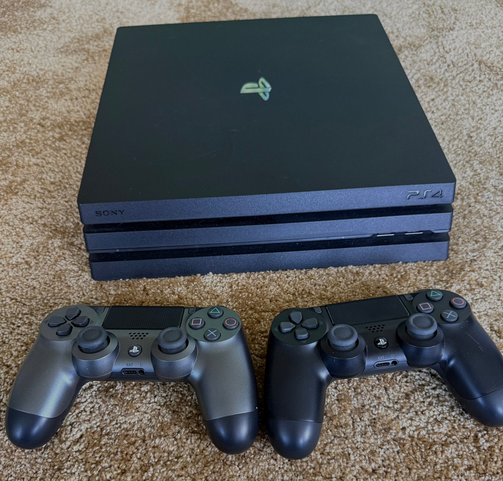 PS4 Original zwart - 1 TB (compleet) + game & 2 controllers., Ophalen, Met games, Met 2 controllers, Zo goed als nieuw