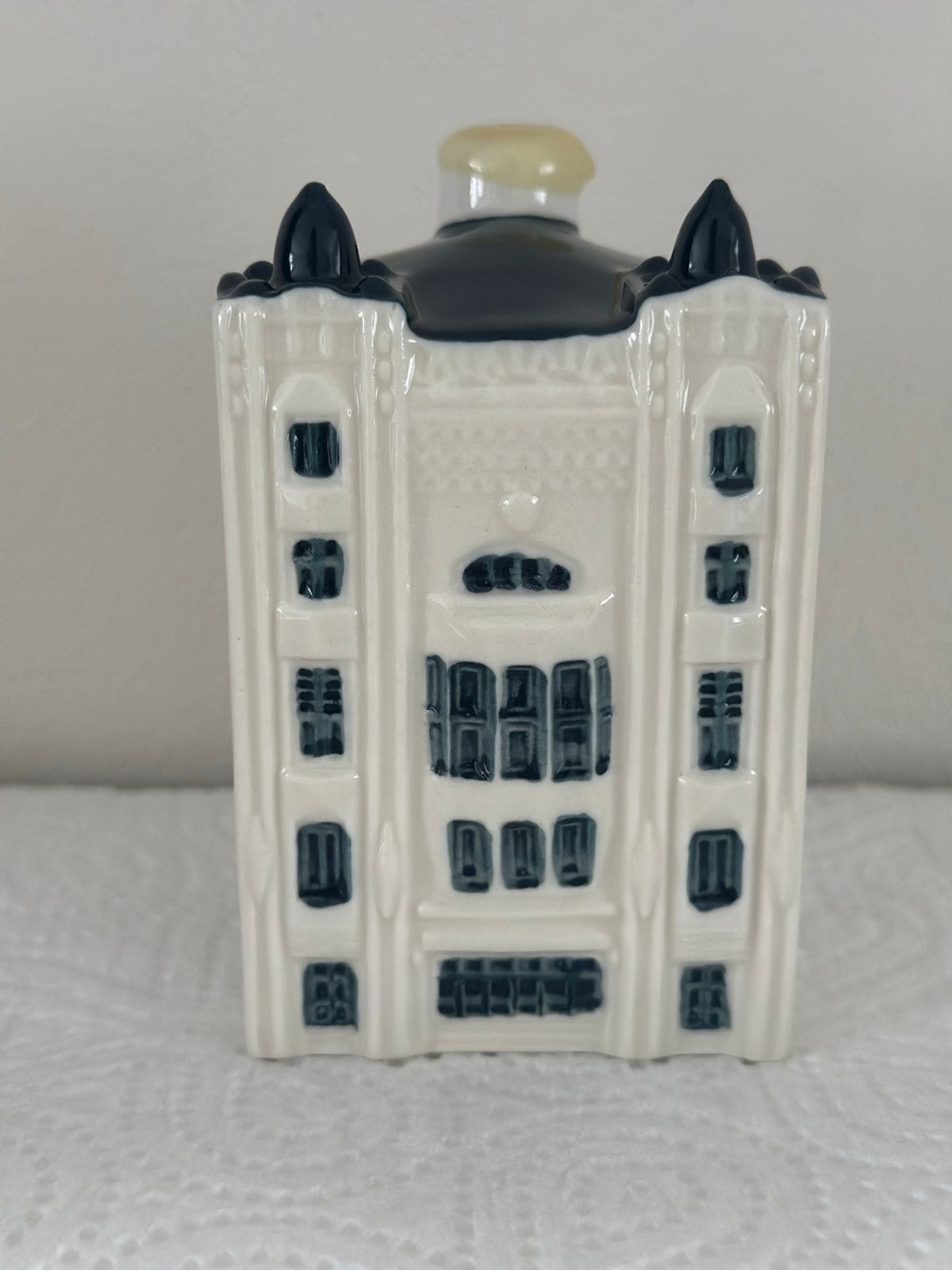 KLM Huisje 102 Bols Jenever Delfts Blauw 2021, Ophalen, Zo goed als nieuw, Porselein, Beeldje(s)