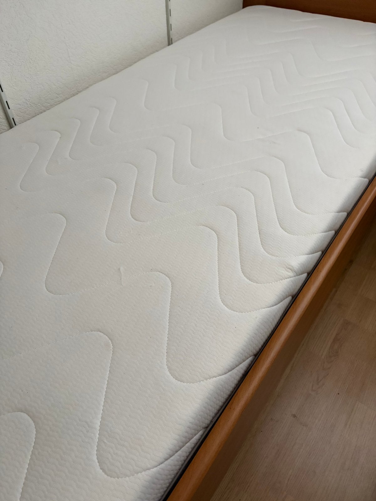 Te koop: 1 persoonsbed met nachtkasje en onderlegger., Ophalen, 90 cm, Zo goed als nieuw, 200 cm