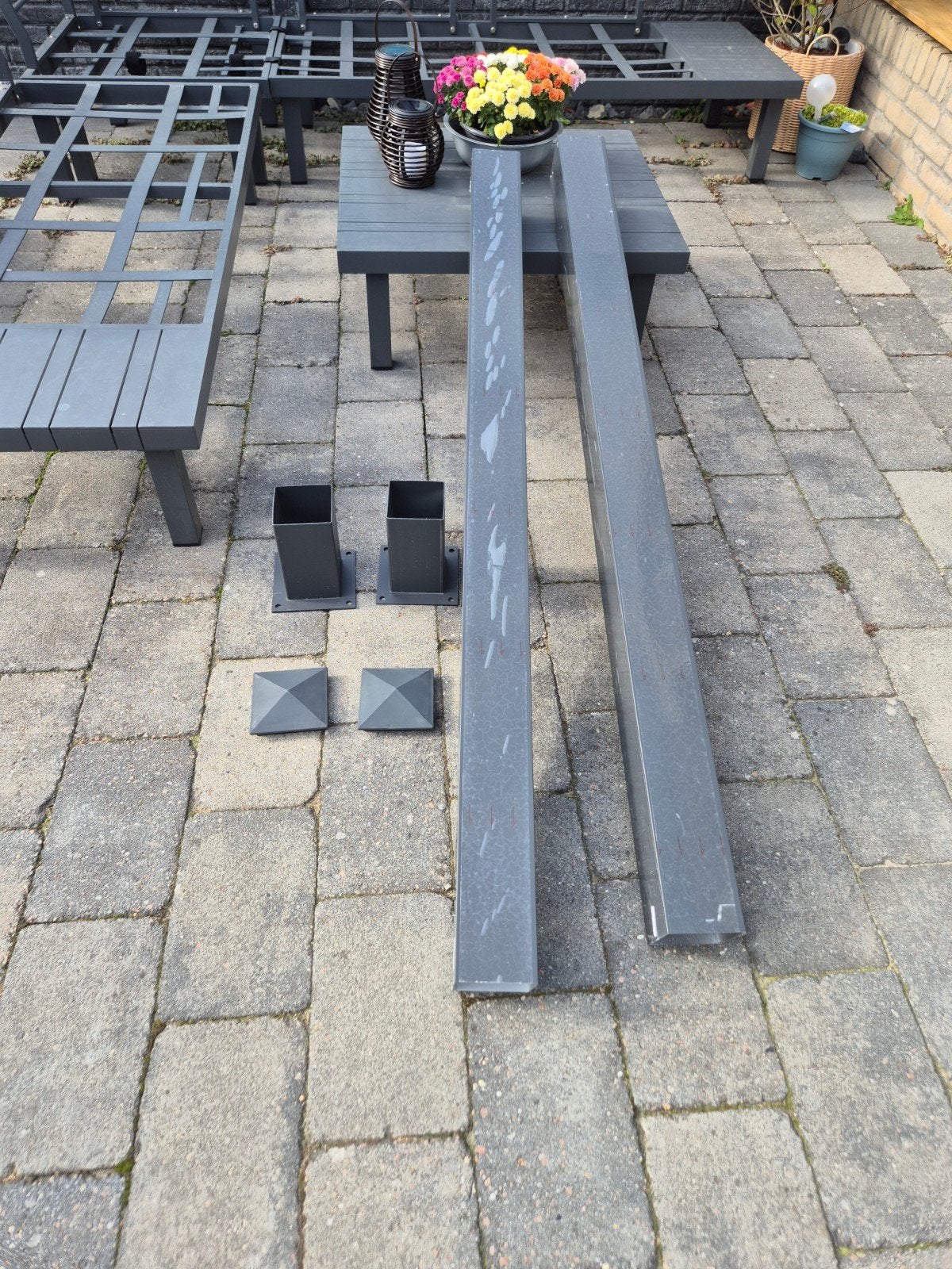 Twee grijze aluminium  palen met voet en afdekkap, Tuin en Terras, Ophalen of Verzenden, Nieuw, Minder dan 180 cm, Palen