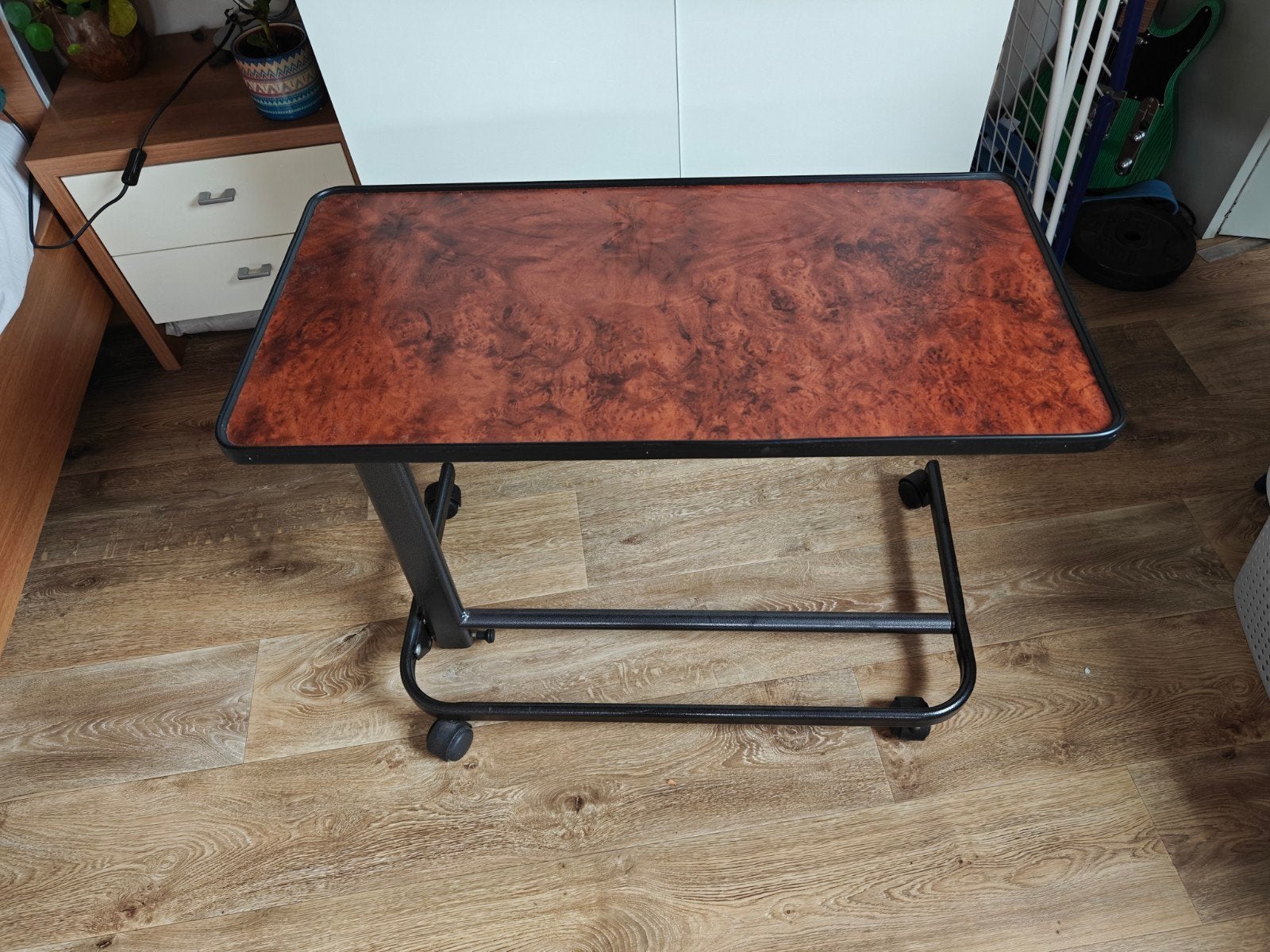 In hoogte verstelbare bedtafel op wieltjes, Huis en Inrichting, Ophalen, Gebruikt, Metaal of Aluminium, 55 tot 75 cm