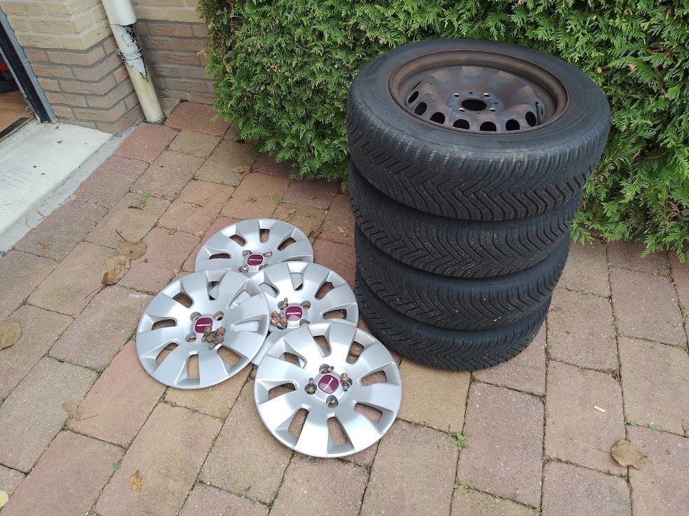 Fiat Panda (312) banden + velgen + sierdoppen, Auto-onderdelen, Ophalen, 14 inch, Gebruikt, 175 mm