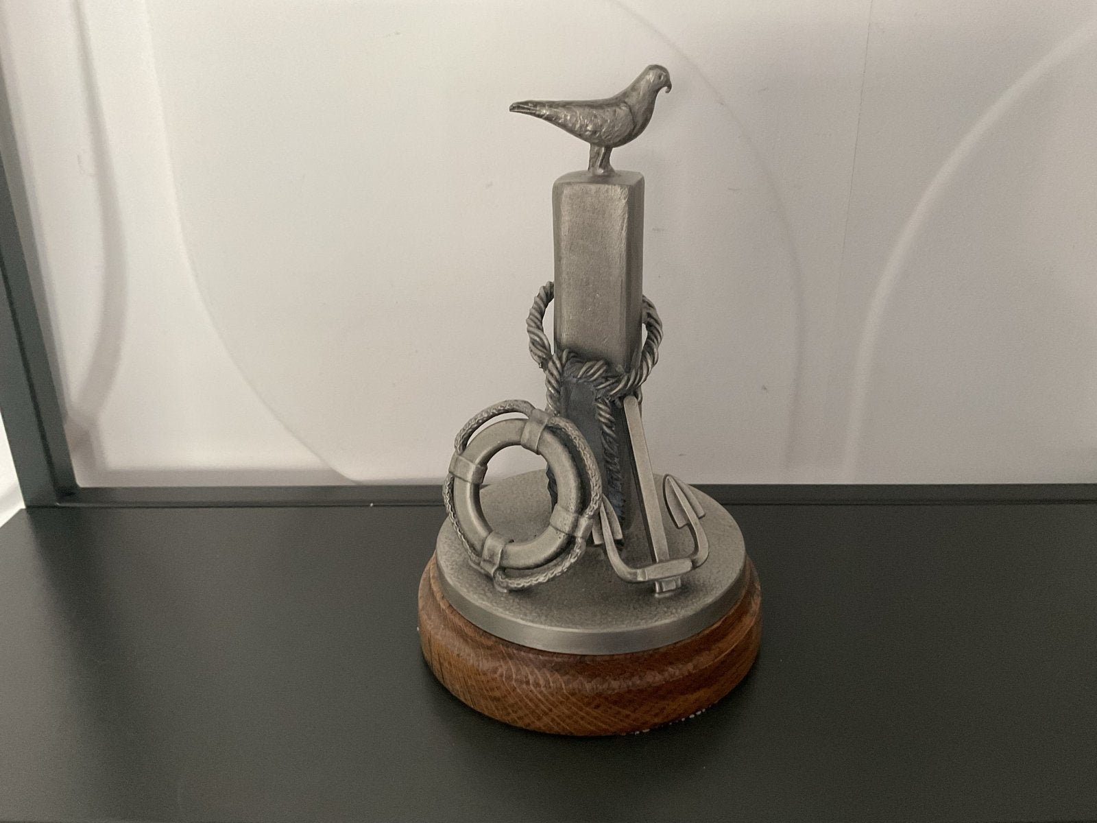 Decoratief maritiem beeldje met vogel, anker en reddingsboei, Antiek en Kunst, Ophalen of Verzenden