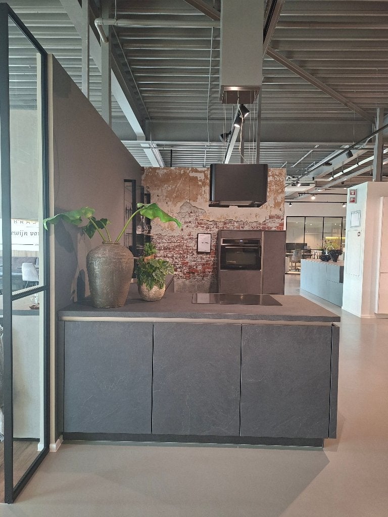 Moderne showroomkeuken in stijlvolle leisteenlook, Huis en Inrichting, Keuken | Complete keukens, Ophalen, Hoekkeuken, Nieuw, Kunststof