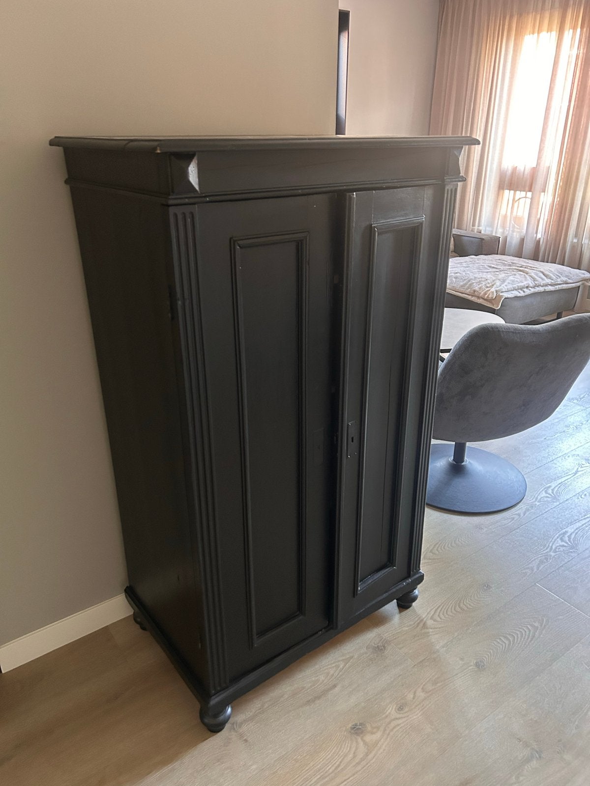 Zwarte houten kast met planken, Ophalen