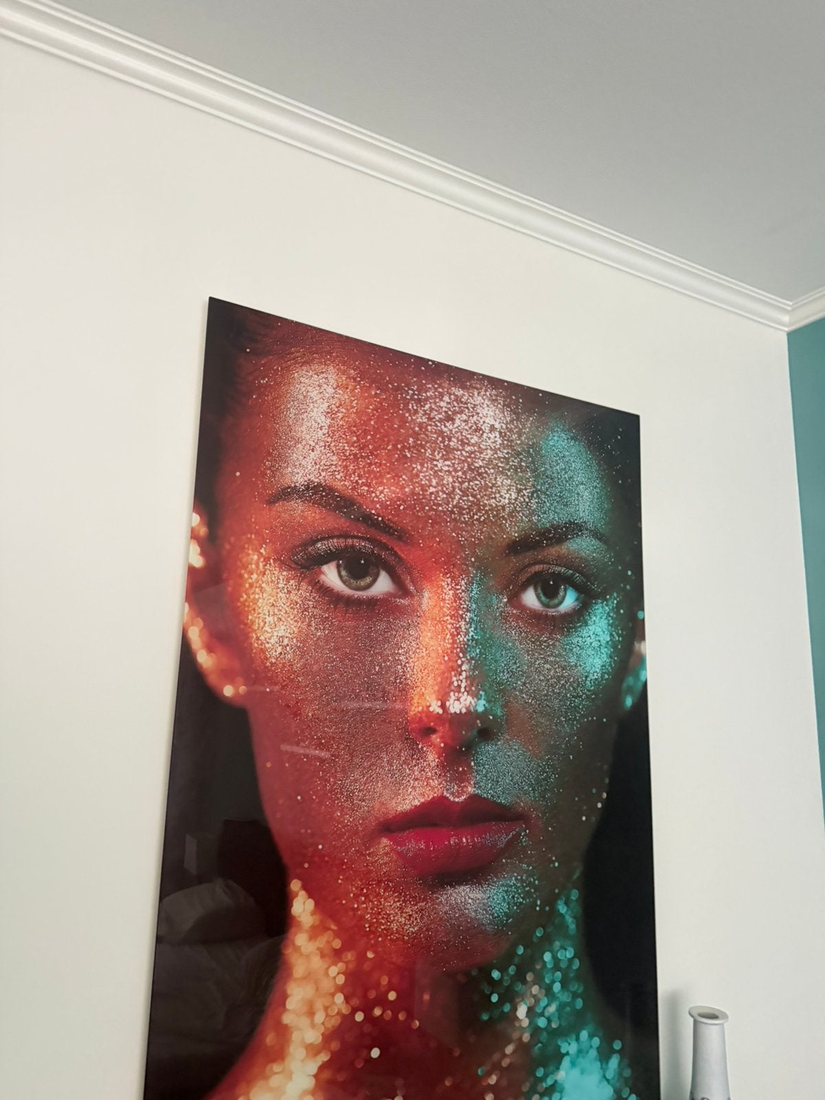 Dit is een modern glasschilderij van een vrouwenportret, Ophalen, Zo goed als nieuw, Minder dan 50 cm, Schilderij