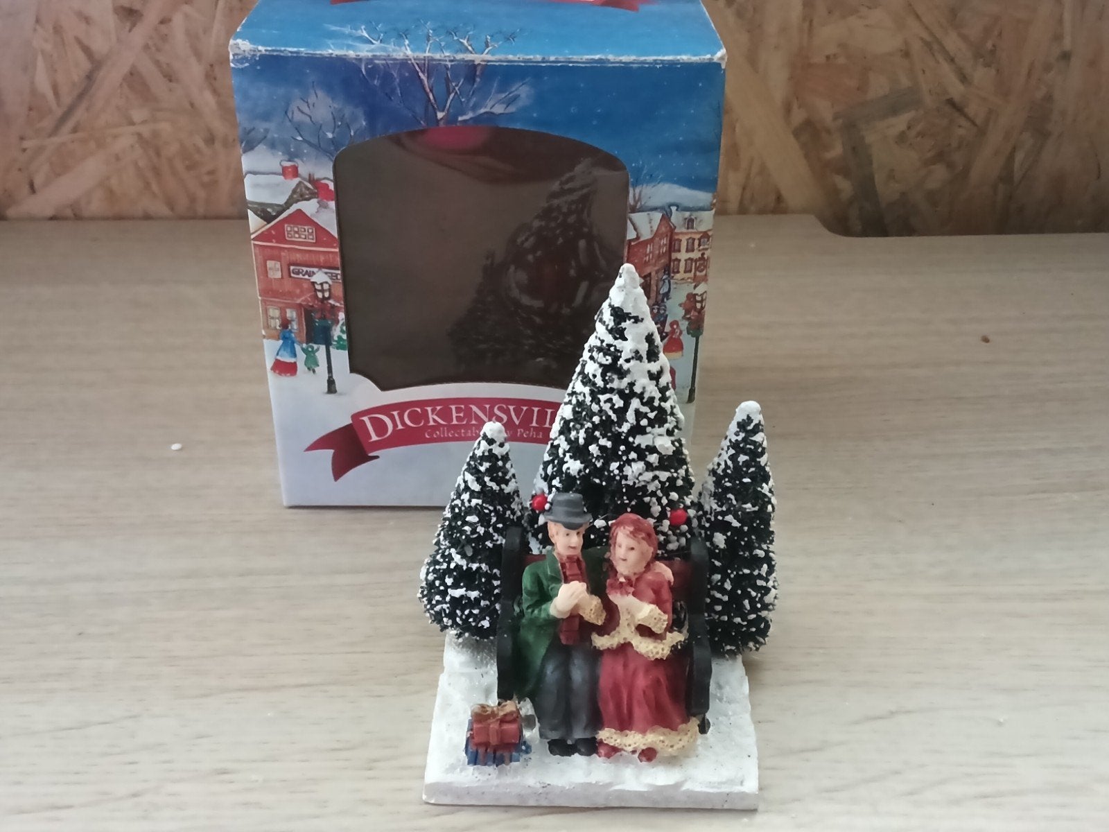 Dickensville echtpaar op een bankje, Diversen, Kerst, Ophalen of Verzenden, Zo goed als nieuw