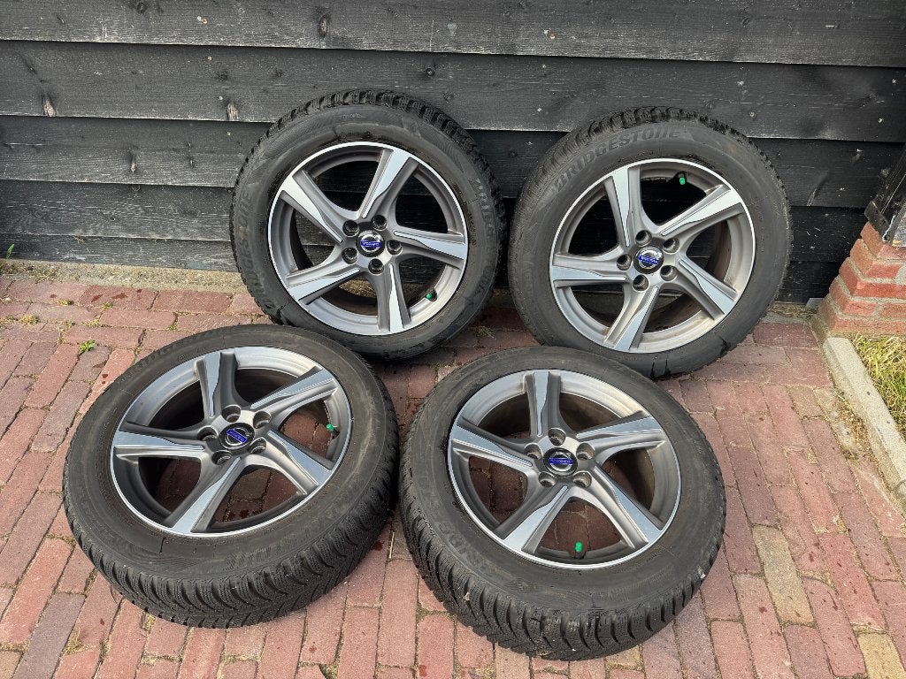 Volvo V40 Lichtmetalen Velgen 16" Winterbanden (205/55 R16), Ophalen, 16 inch, Banden en Velgen, 205 mm