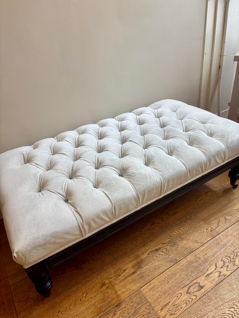 Witte fluwelen hocker met dienblad, Huis en Inrichting, Ophalen, 125 cm of meer, Zo goed als nieuw, 75 tot 100 cm