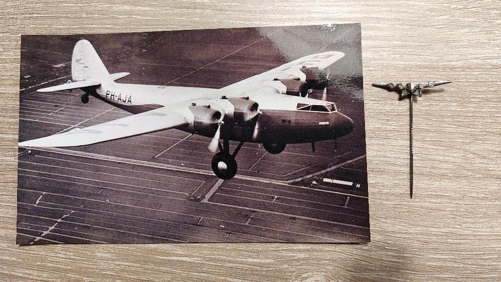 Verzilverd Vliegtuig speldje met foto Fokker F36 uit 1938, Ophalen of Verzenden, Nieuw, Overige onderwerpen, Speldje of Pin