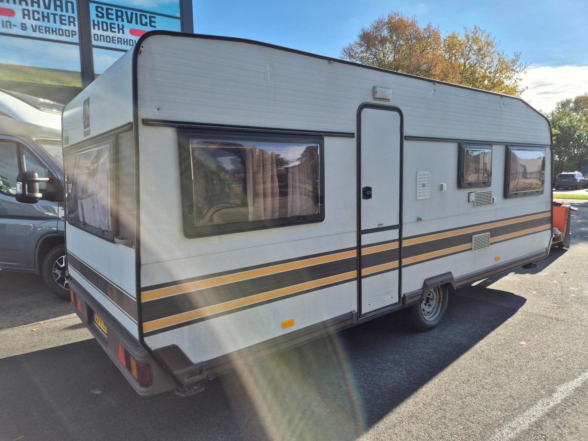 Knaus AZUR 530 + Voortent, erg nette & droge budget caravan, Rondzit, Omvormer of Lader, Bedrijf, 750 - 1000 kg