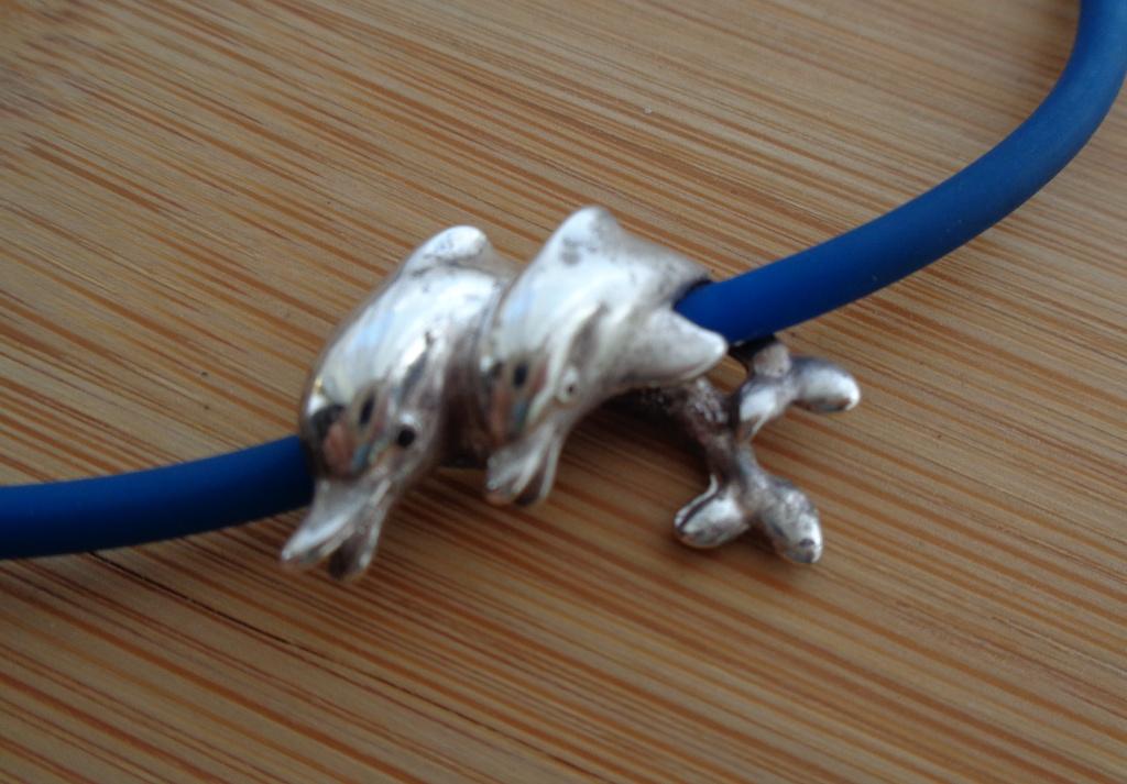 zilveren hanger dolfijnen aan blauw koord [051], Met hanger, Zo goed als nieuw, Zilver, Verzenden