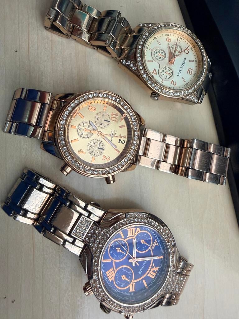 Drie dameshorloges met strass en metalen band, Gebruikt, Staal, Polshorloge, Met strass