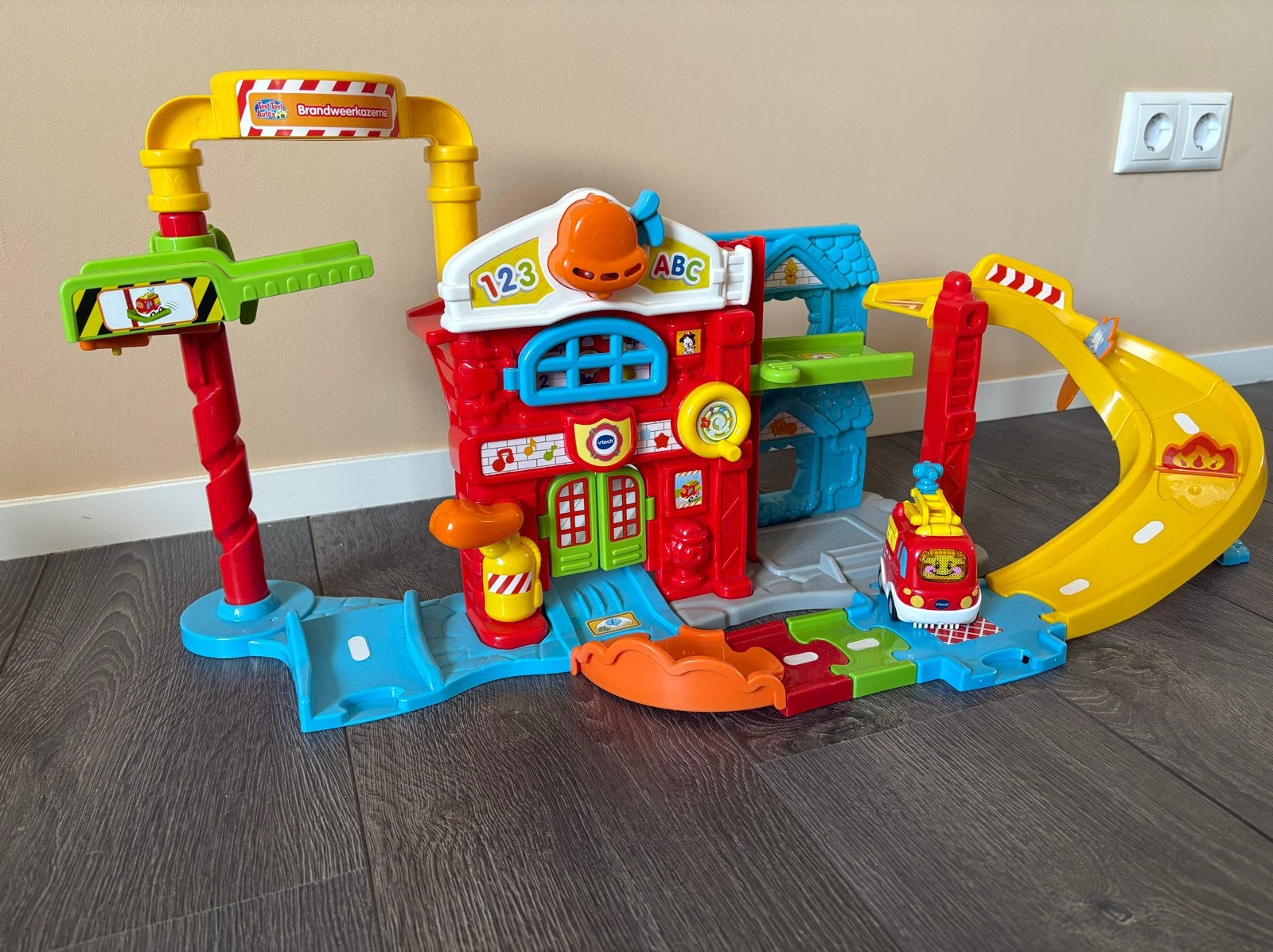 VTech ToetToet Auto's Brandweerkazerne met Bas Brandweer, Ophalen, Zo goed als nieuw, 2 tot 4 jaar