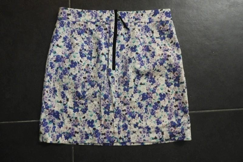 Dolce & Gabbana bloemetjes viooltjes rok rits merk lip It 42, Maat 38/40 (M), Dolce & Gabbana, Zo goed als nieuw, Boven de knie