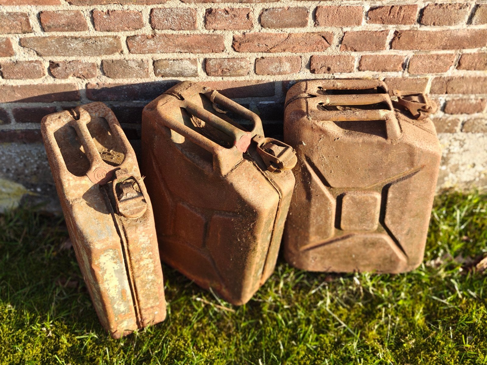 Set van 3 roestige stalen jerrycans voor decoratie, Ophalen