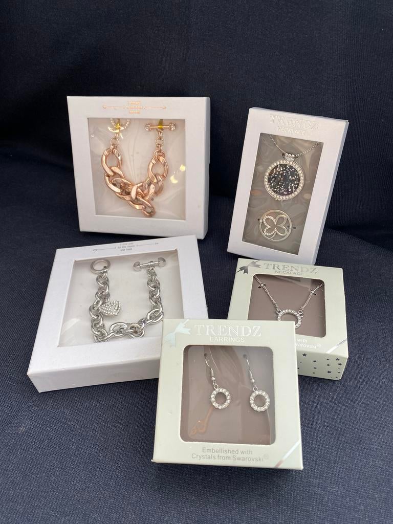 Sieradenset (o.a. Swarovski), Met kristal, Overige materialen, Geen, Onbekend
