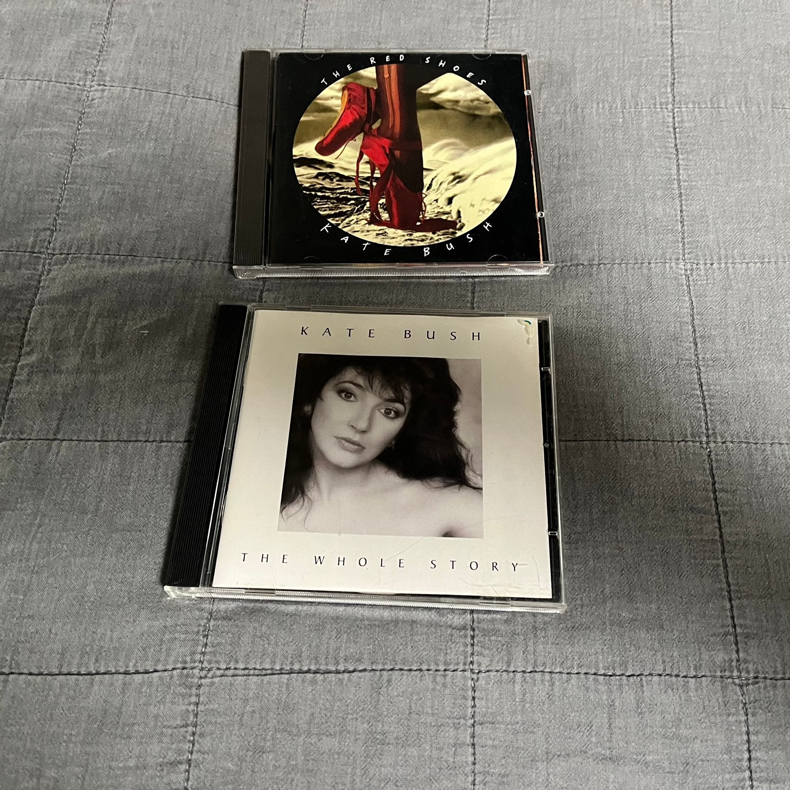 Set van 2 Kate Bush CD's – The Red Shoes & The Whole Story, Cd's en Dvd's, Ophalen of Verzenden, Zo goed als nieuw, New wave, Album