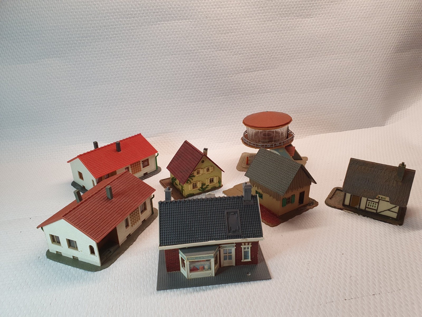 H0 Scenery: 7 huisjes in gebruikte staat, Hobby en Vrije tijd, Modeltreinen | H0, Ophalen of Verzenden