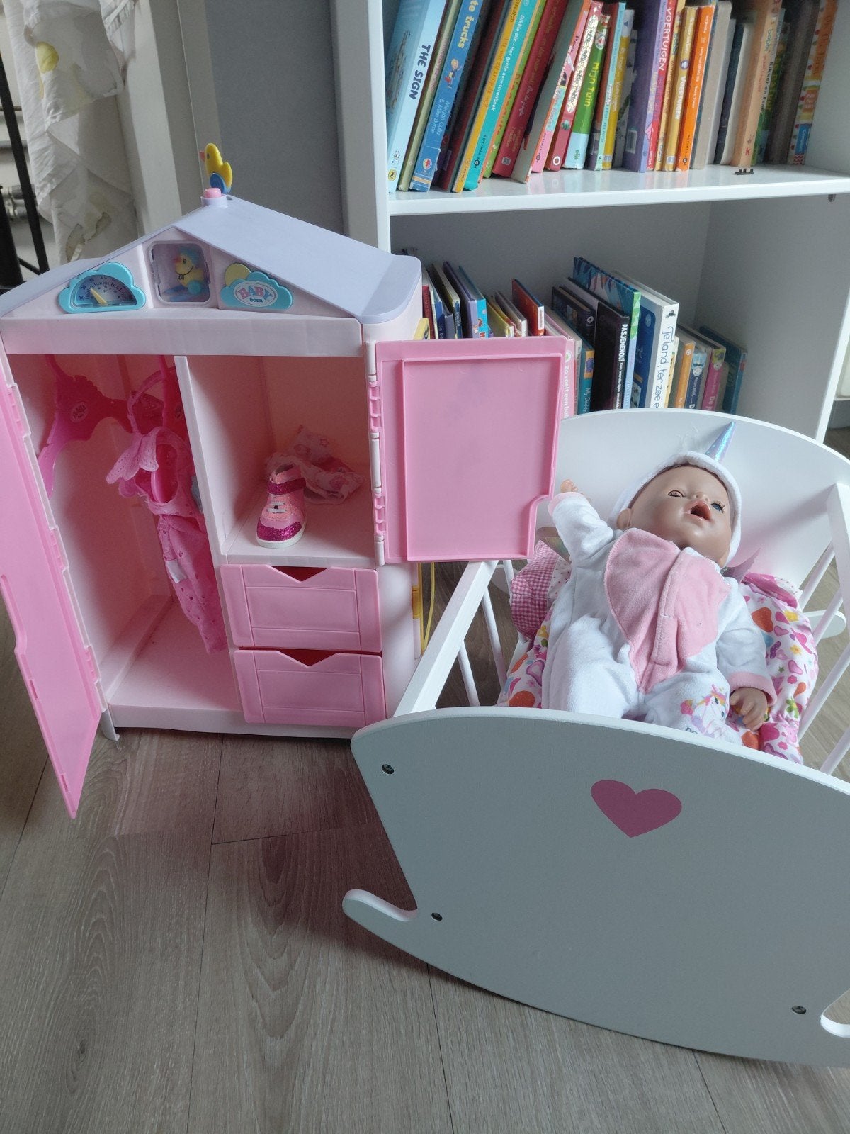 Baby Born met kast, bedje en accessoires, Ophalen, Gebruikt, Babypop