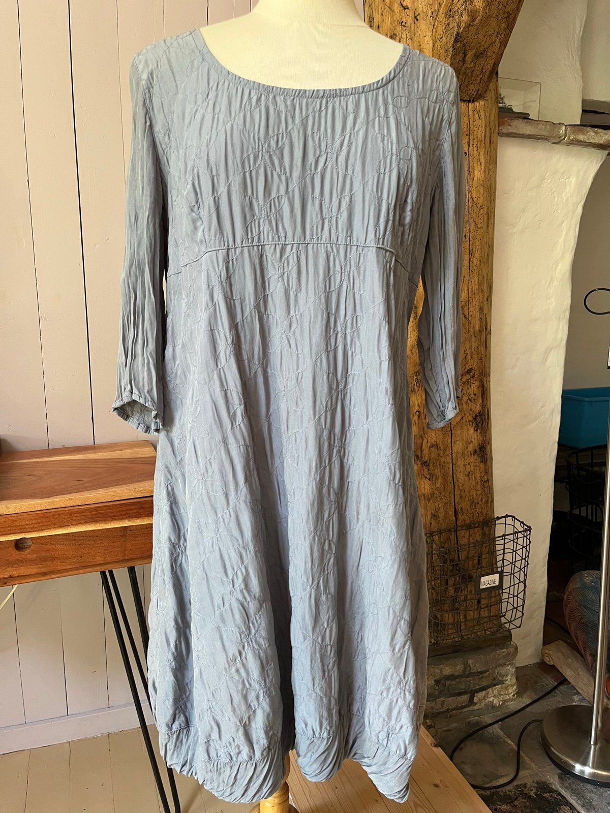Praechtig Berlin Jurk 100% Duurzame Zijde, Kleding | Dames, Jurken, Ophalen of Verzenden, Gedragen, Grijs, Knielengte