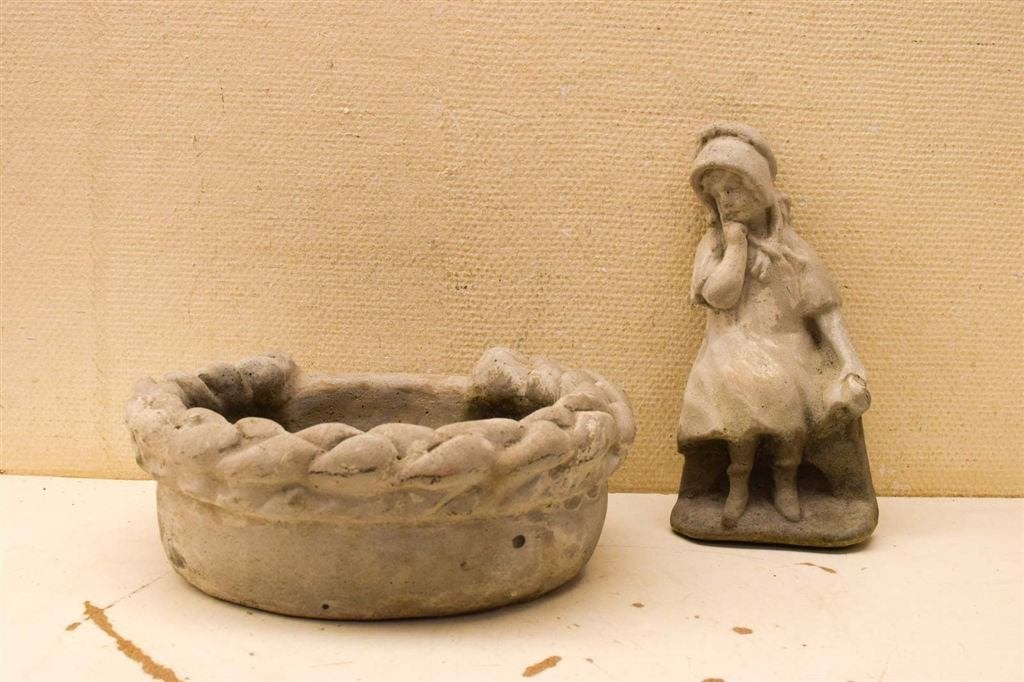 Stenen tuinbeeld met meisje zittend op de rand van de stenen, Tuin en Terras, Ophalen of Verzenden, Gebruikt, Steen