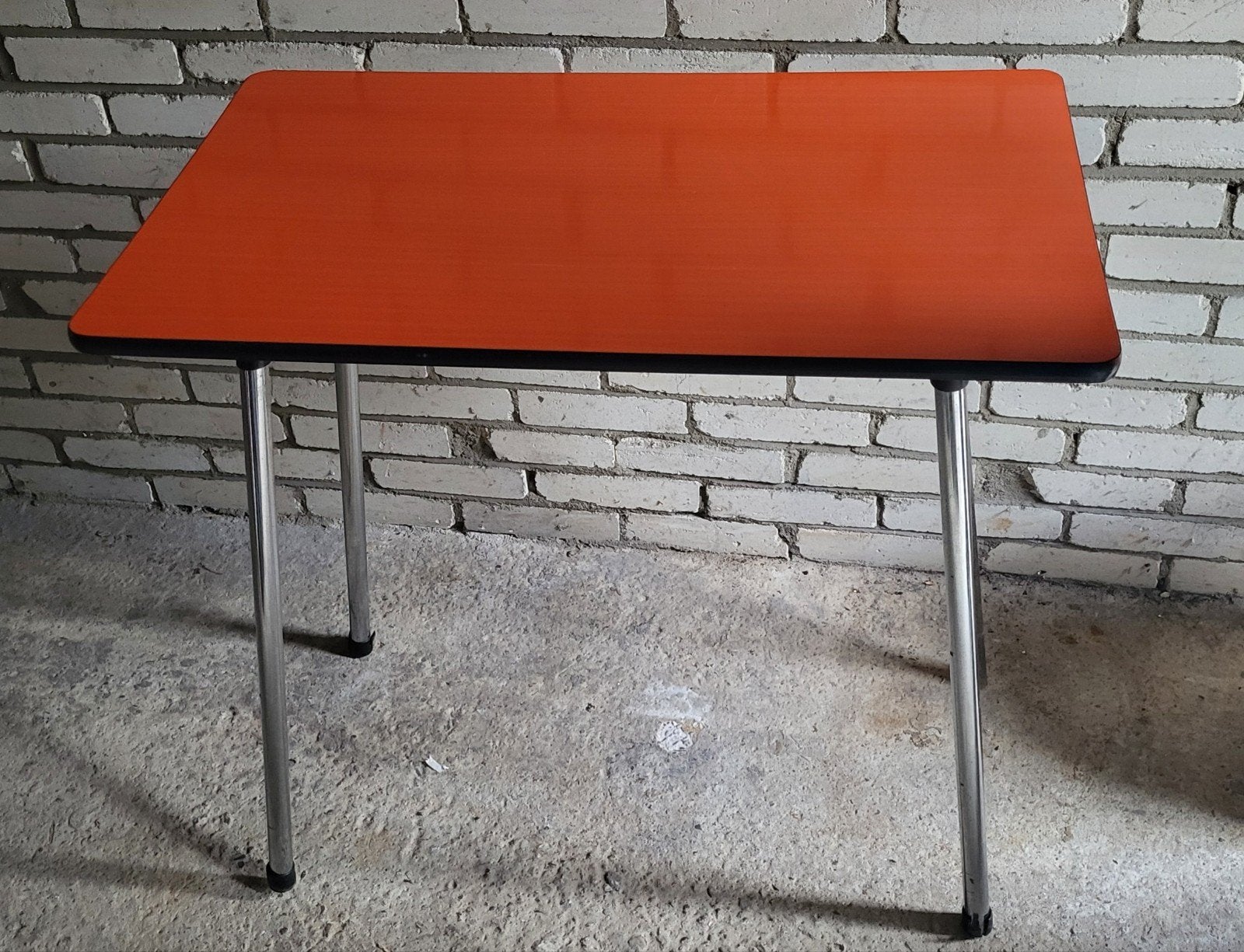 Vintage Formica Tafel Jaren 60 – Oranje Retro Eyecatcher, Huis en Inrichting, Ophalen of Verzenden, Rechthoekig, 75 cm of meer