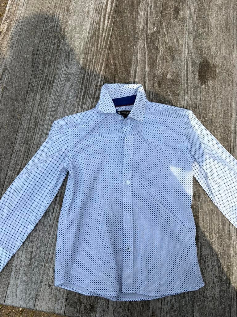 Overhemd, wit met lichtblauw patroon, maat 116., Kinderen en Baby's, Kinderkleding | Maat 116, Ophalen, Zo goed als nieuw, Jongen