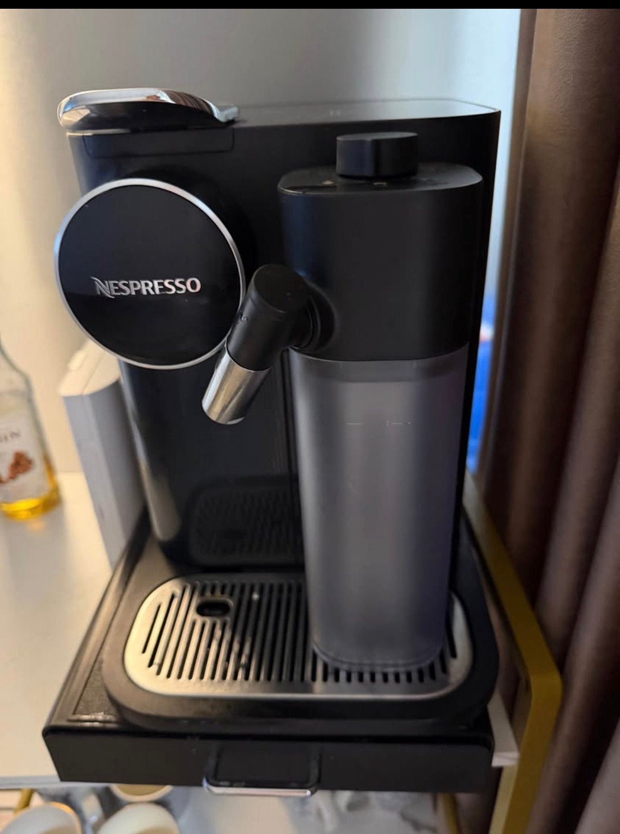 Nespresso De'Longhi Lattissima One - Zwart, Ophalen of Verzenden, Zo goed als nieuw, Koffiemachine