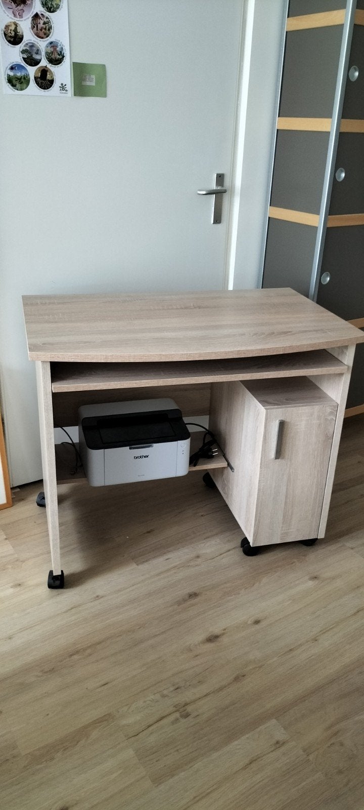 klein computer bureau, Huis en Inrichting, Bureaus, Gebruikt, Computerbureau, Spaanplaat of MDF, Beige, Ophalen