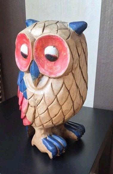 Houten uil sculptuur, handgesneden en beschilderd, 35 cm, Antiek en Kunst, Handgemaakt, Ophalen of Verzenden, 20 - 50 cm, Beeld