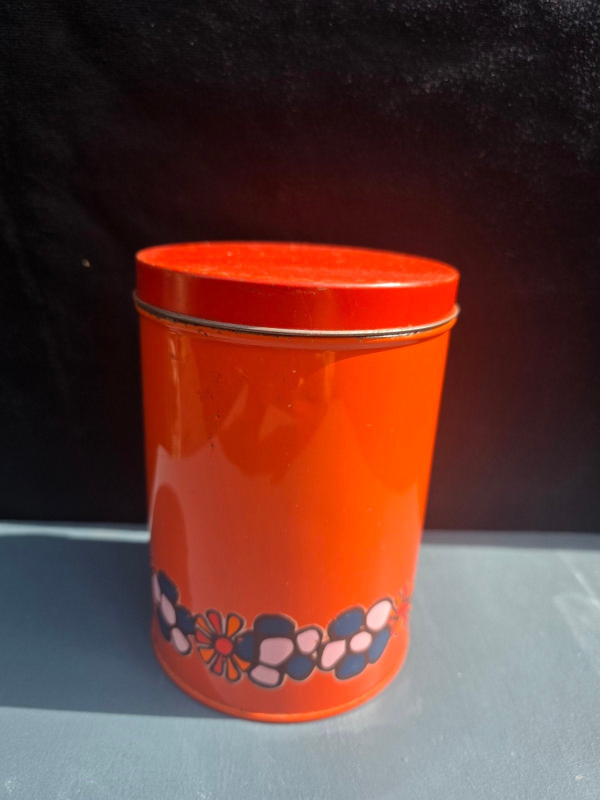 Vintage Oranje Blik met Bloemenpatroon, Verzamelen, Blikken, Ophalen of Verzenden, Gebruikt, Overige, Overige merken