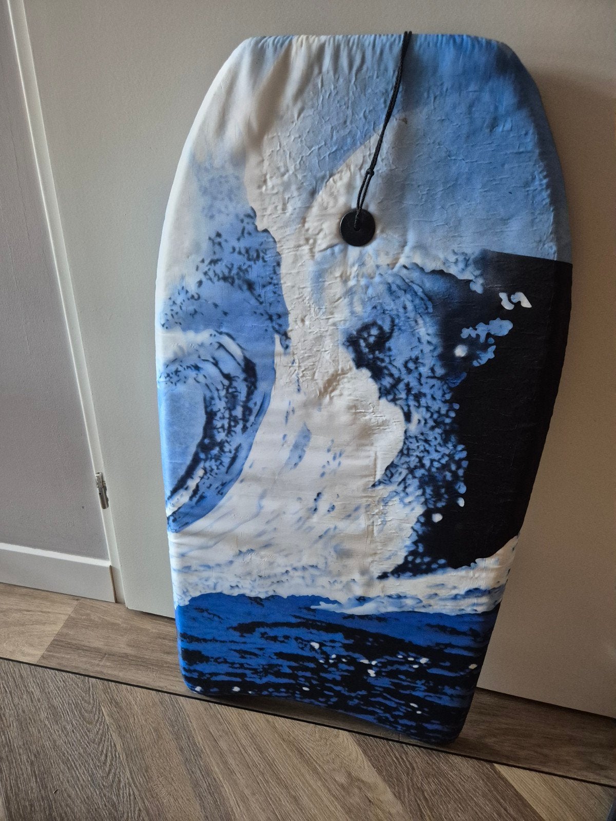 Bodyboard 90 cm - Blauw/Wit Golf Design, Watersport en Boten, Golfsurfen, Gebruikt, Overige typen, Met koord, Ophalen