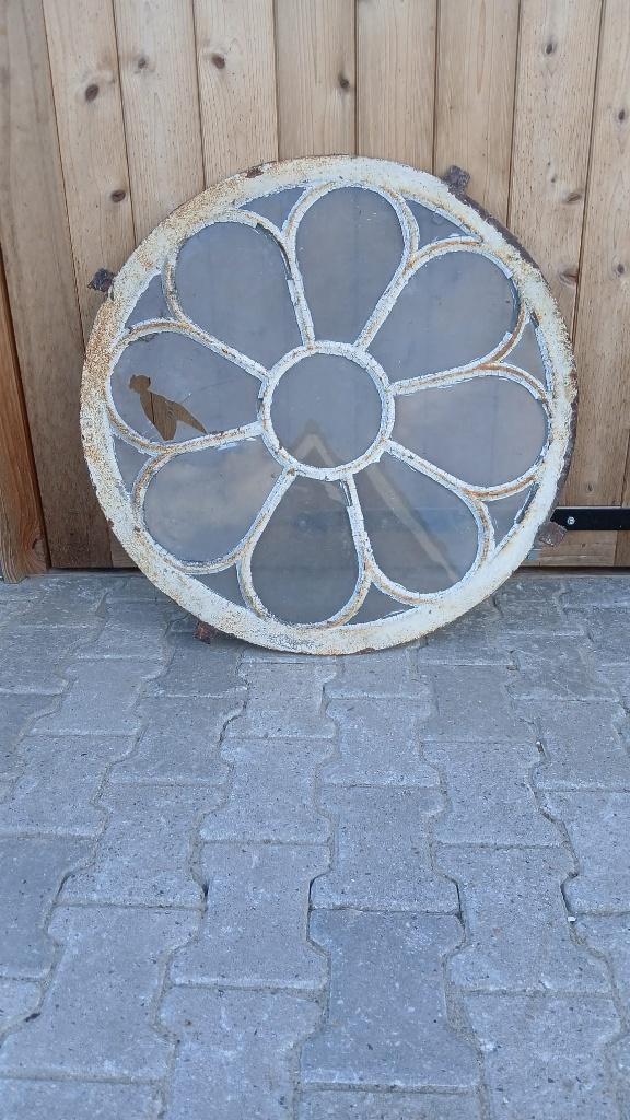 GOEDKOPER rond 80 gietijzeren 8 blads stalraam met oud glas, Doe-het-zelf en Verbouw, Glas en Ramen, Ophalen, Gevelraam of Ruit