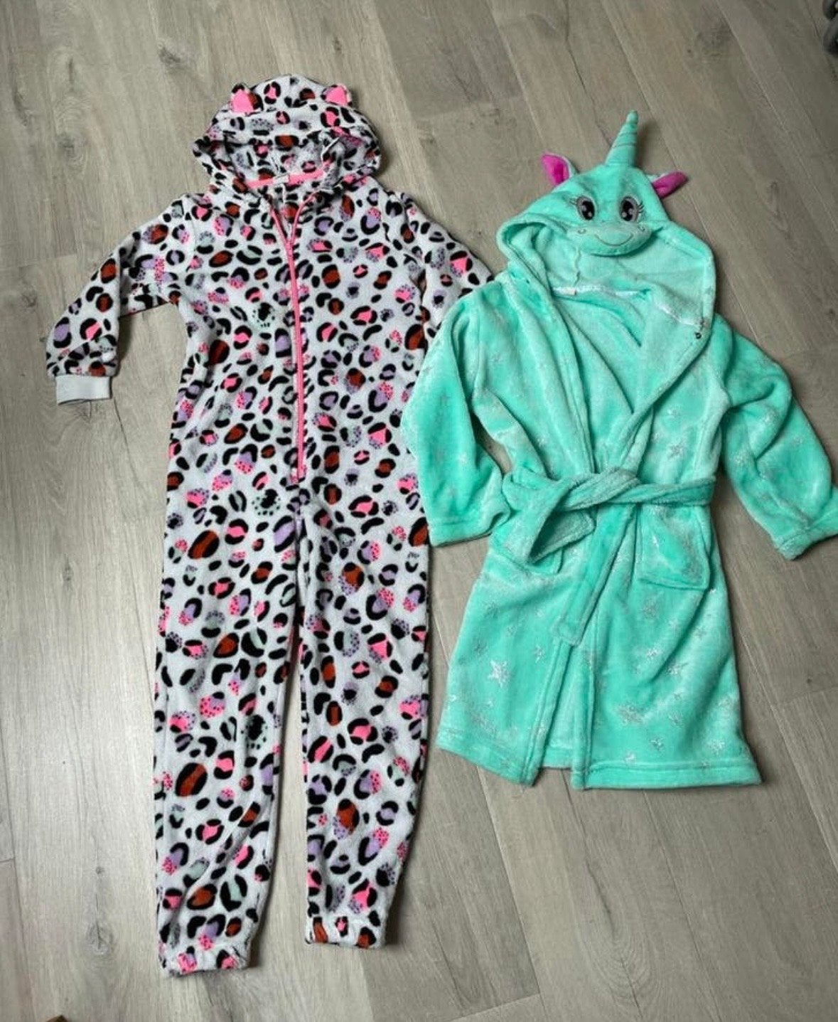 HEMA Onesie Luipaardprint & Eenhoorn Ochtendjas Set, Ophalen of Verzenden, Zo goed als nieuw, Meisje