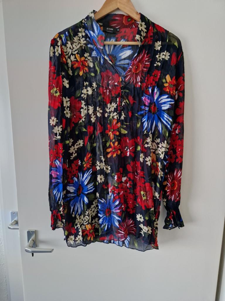 ELVIRA DONKERBLAUWE BLOUSE MET GEKLEURDE BLOEMEN MAAT 38, Maat 38/40 (M), Blauw, Nieuw, Ophalen of Verzenden