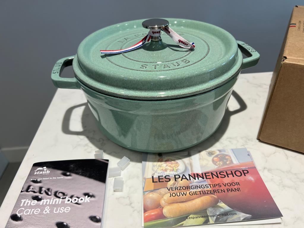 Nieuwe Staub braadpan 24 cm Salie in doos, Gietijzer, Nieuw, Ophalen of Verzenden, Staub