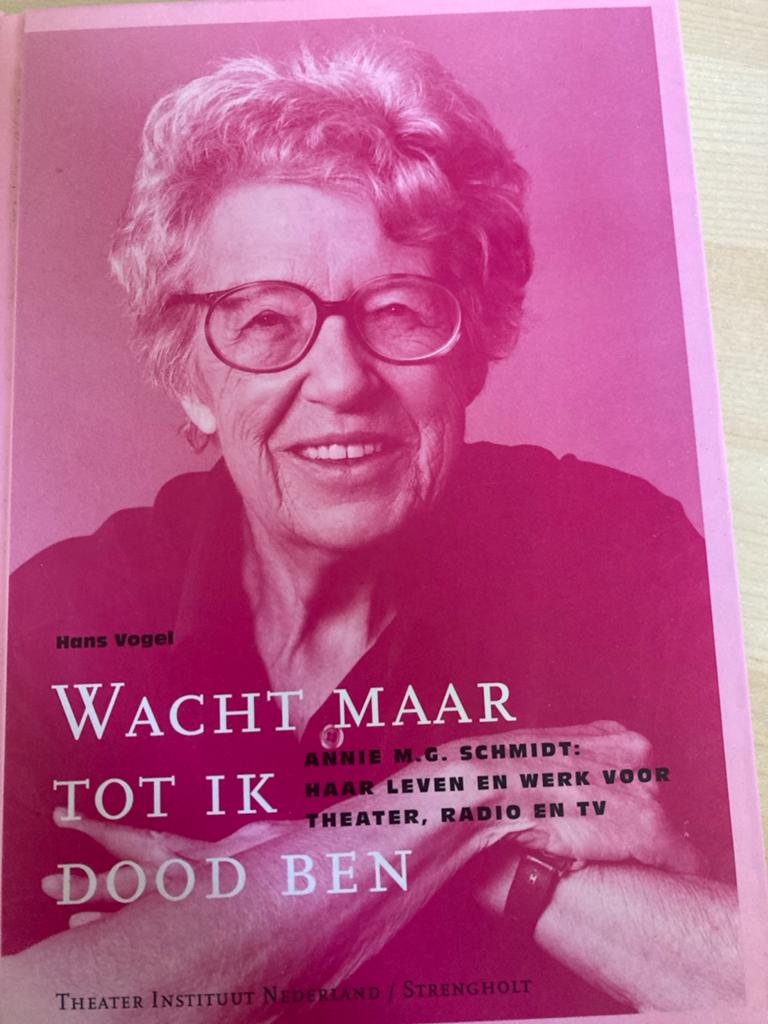 Wacht Maar Tot Ik Dood Ben - Annie M.G. Schmidt biografie, Boeken, Biografieën, Zo goed als nieuw, Film, Tv en Media, Ophalen of Verzenden