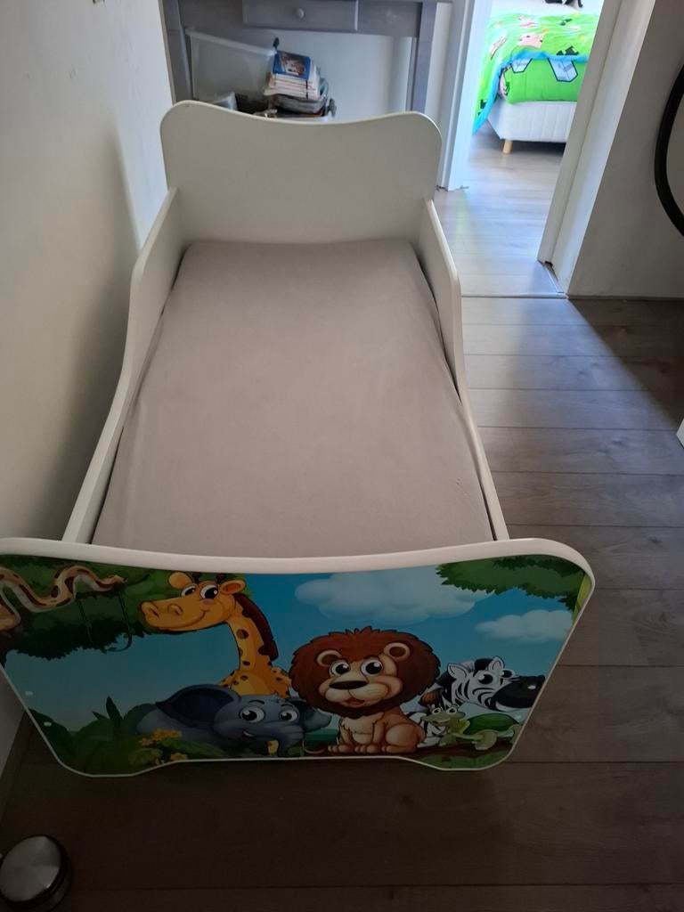 Peuterbed Jungle thema met lattenbodem en matras, Kinderen en Baby's, Kinderkamer | Bedden, 70 tot 85 cm, 140 tot 160 cm, Zo goed als nieuw