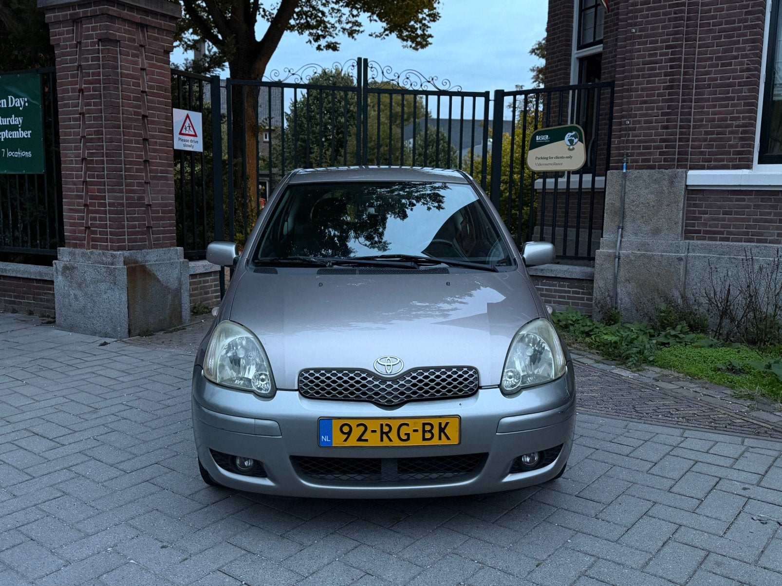 Toyota Yaris 1.3 16V Vvti 3DR Linea Terra 2005 Grijs, Auto's, Voorwielaandrijving, 31 €/maand, 4 cilinders, 400 kg