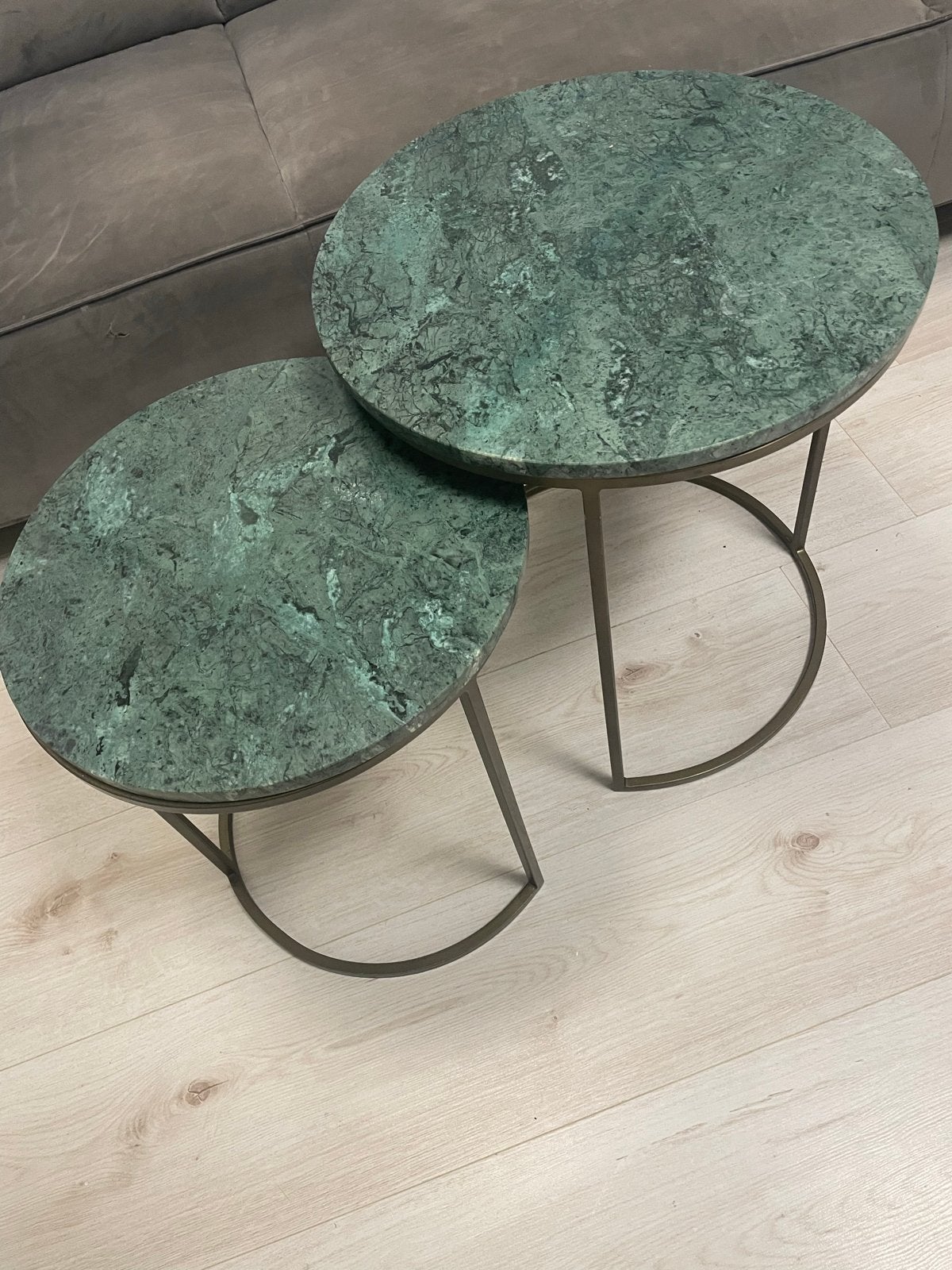 Set van 2 salontafels met groen marmeren blad, Huis en Inrichting, Ophalen, Minder dan 45 cm, Metaal of Aluminium, Rond