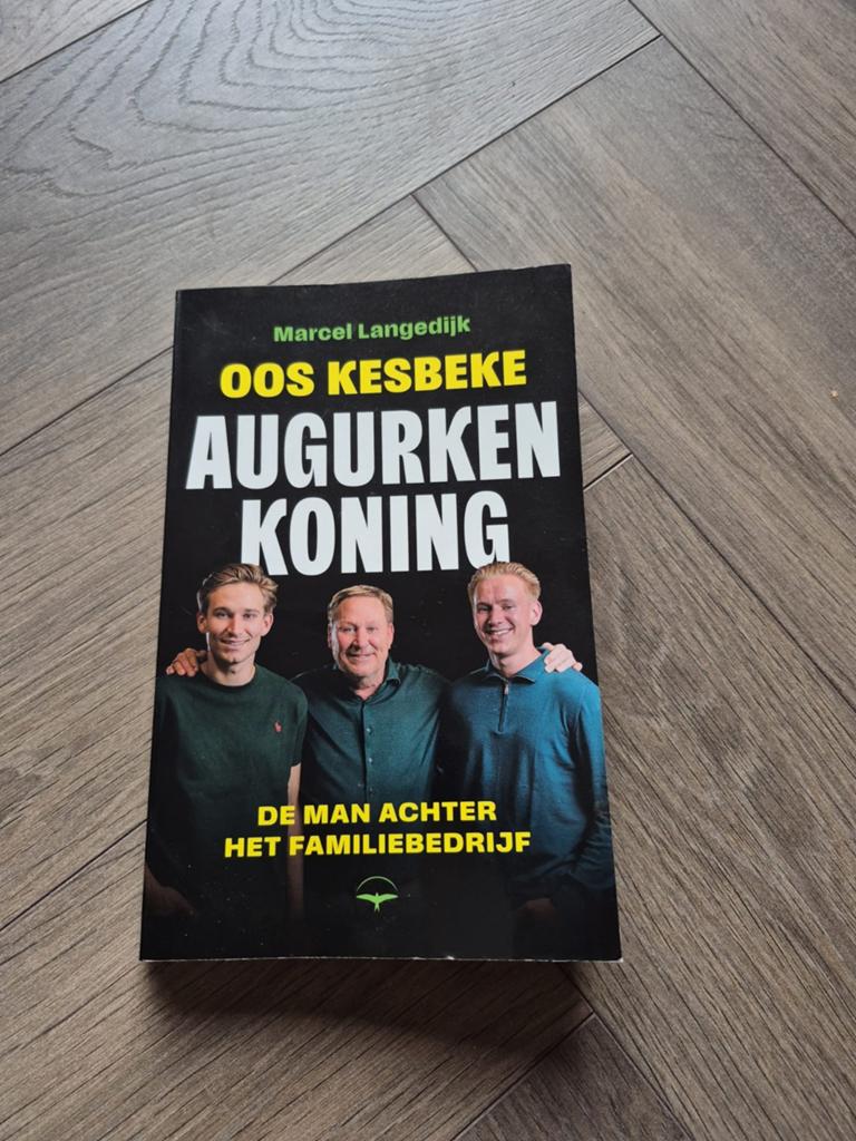 Oos Kesbeke De Augurkenkoning, Ophalen of Verzenden, Gelezen, Marcel Langedijk, Overige