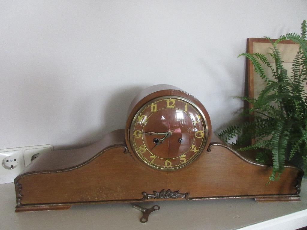 Oude pendule met bol glas en bijbehorende sleutel 70 cm br., Antiek en Kunst, Antiek | Klokken, Ophalen