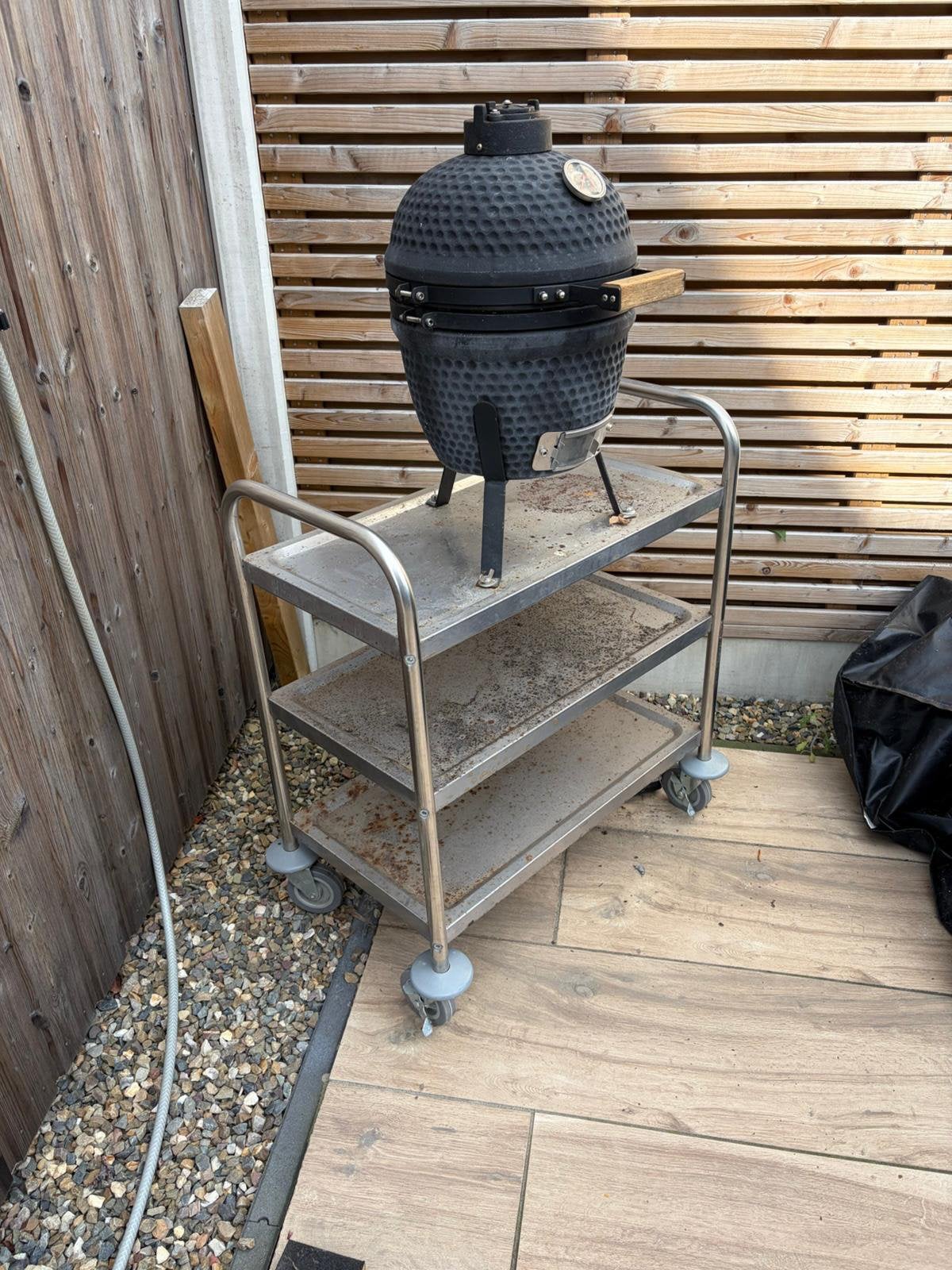 Mini kamado op metalen kar, Ophalen, Gebruikt, Met accessoires