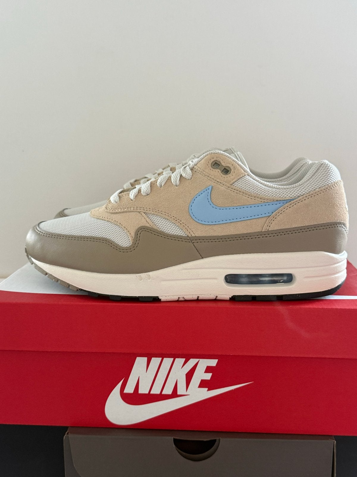 Nike Air Max 1 Light Bone Physic blue maat 44, Ophalen of Verzenden, Zo goed als nieuw, Overige kleuren, Sneakers of Gympen